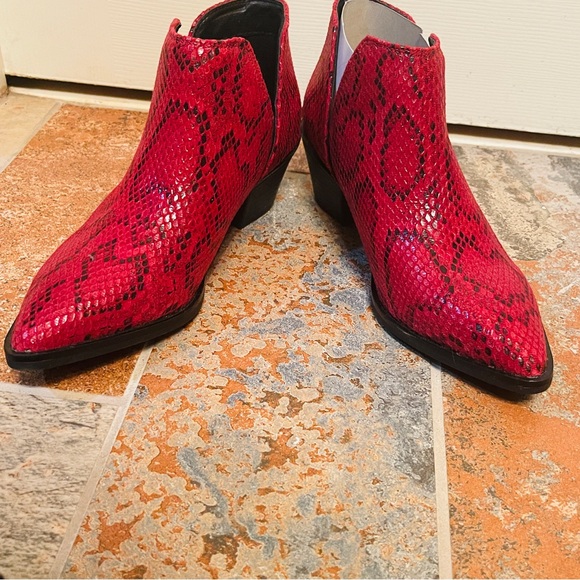 🐦‍🔥NWOT! Gorgeous Sugar Split Side Python Red & Black Pointed Toe Booties! - Picture 11 of 14